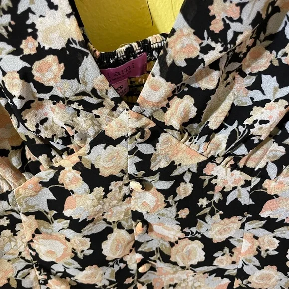 ☀️NWT Miami Black and Cream Floral Blouse - Picture 2 of 5